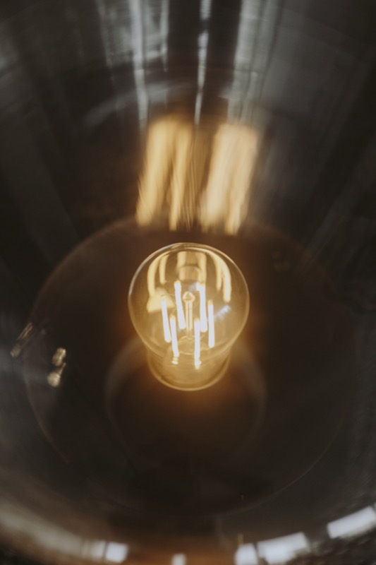 Détail technique d'une ampoule à filament LED moderne