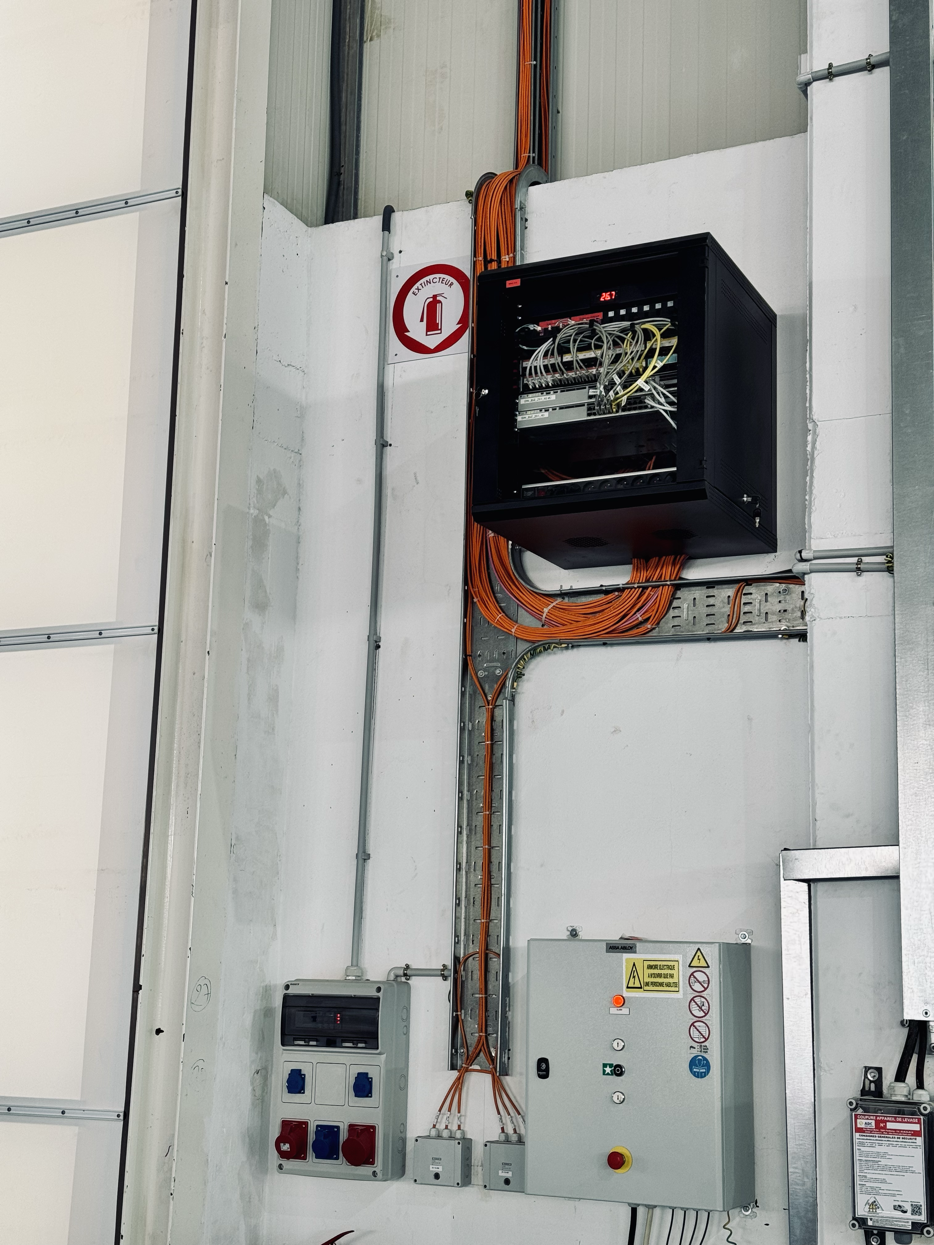 Pose d'armoires électriques industrielles