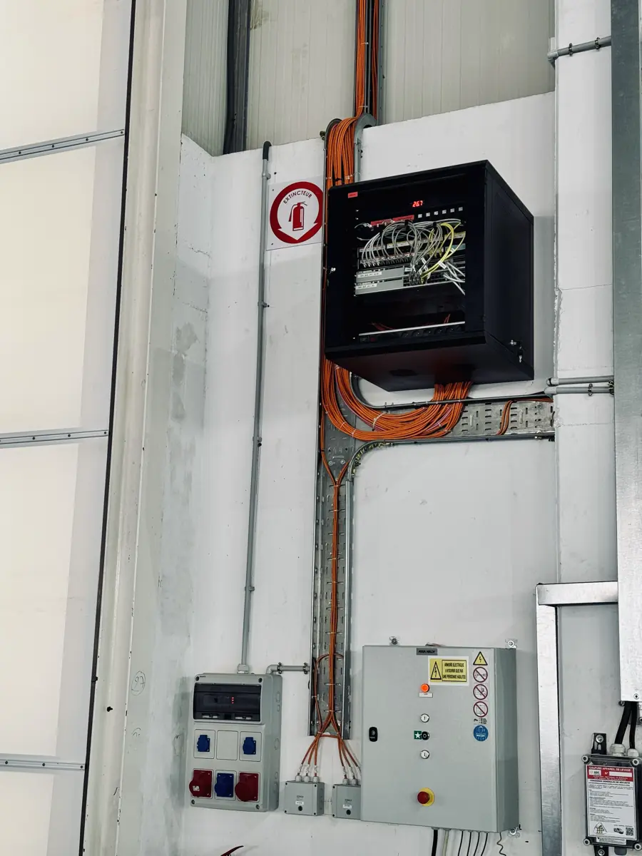 Pose d'armoires électriques industrielles