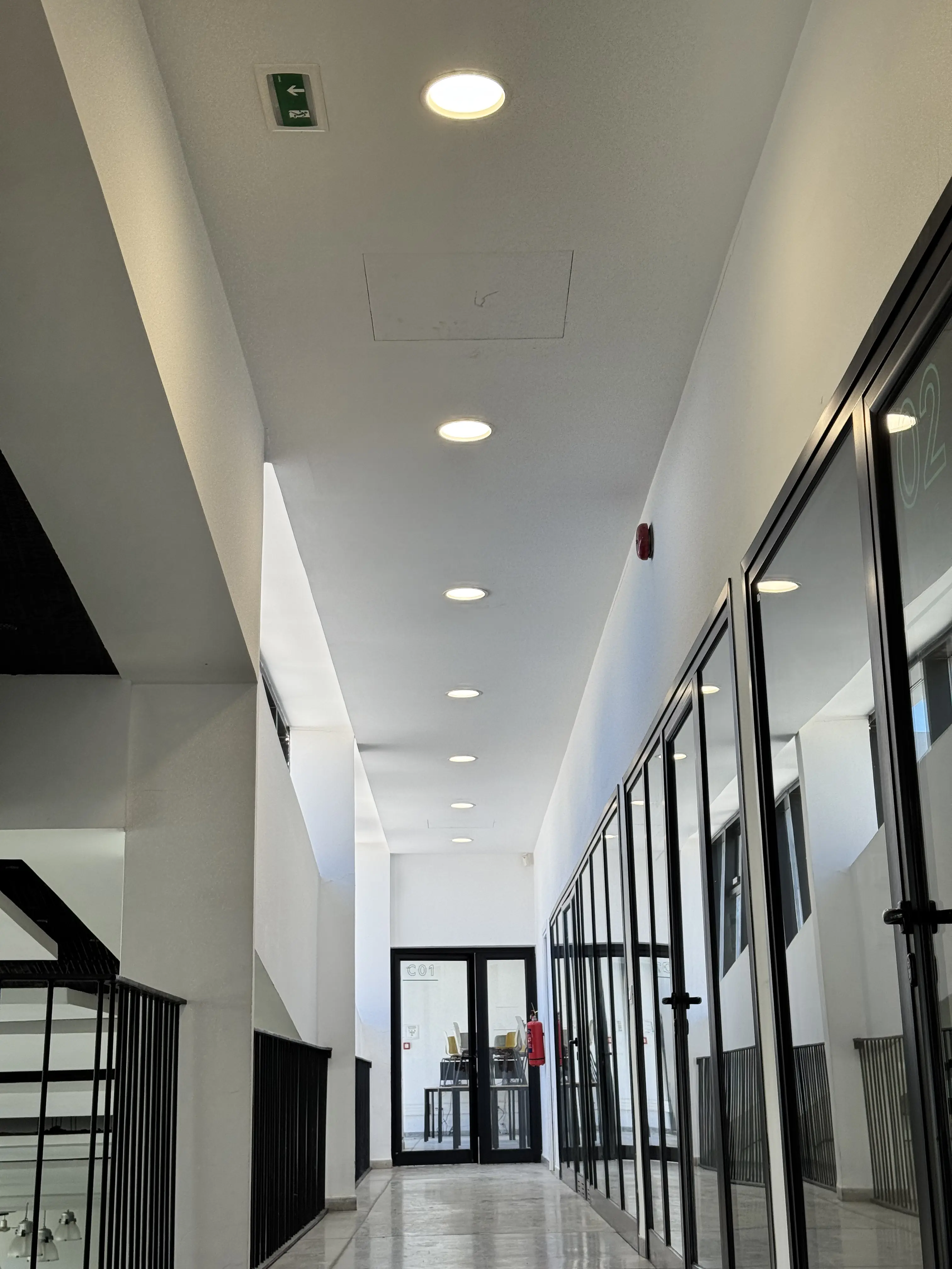 Éclairage LED d'un couloir de circulation