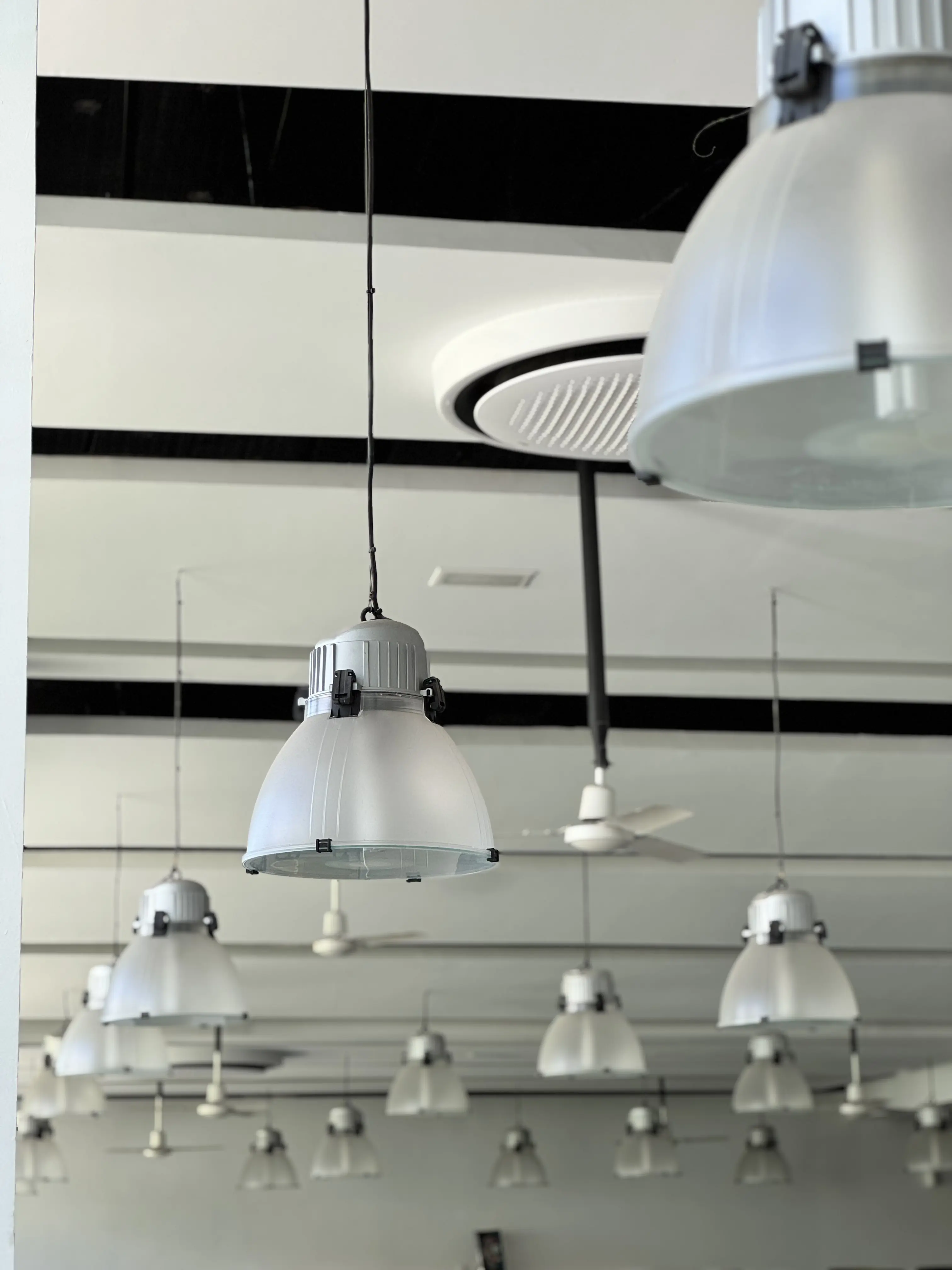 Suspensions LED dans l'espace de restauration
